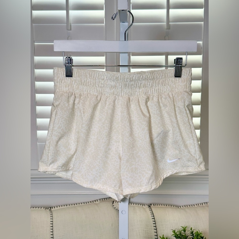Nike Womens One Dri-FIT Mid-Rise 3in Leopard Print Shorts Cream Size Small